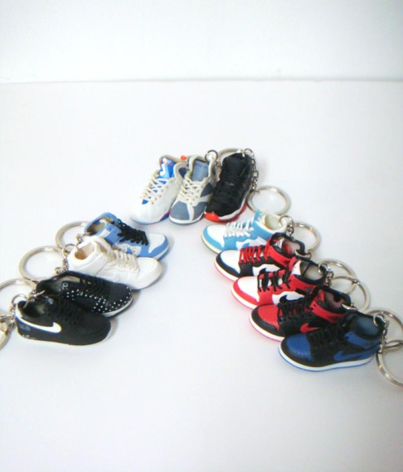 SPOT ITEM/SNEAKER KEYHOLDER