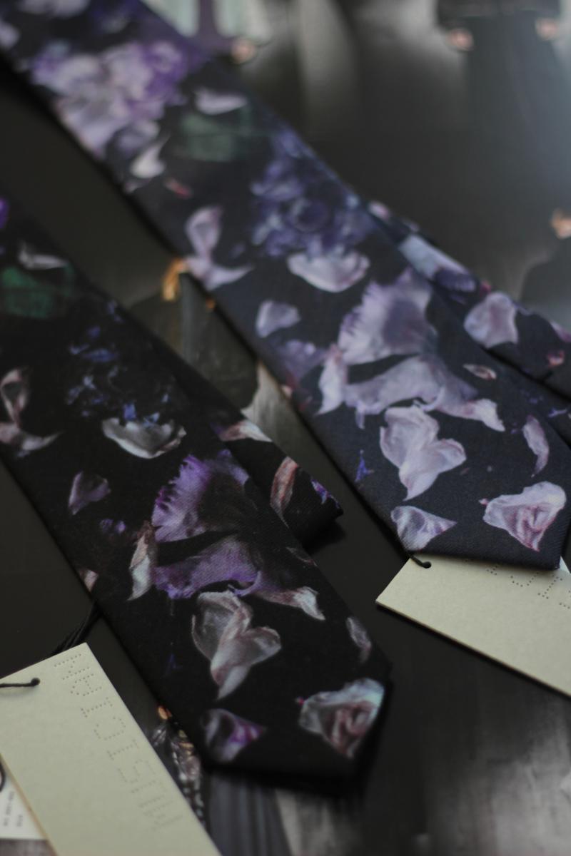 LAD MUSICIAN [åɥߥ塼] 2021AW WOOL FLOWER TIE ФФ˻Ф֤Ӥ򥤥󥯥åȤȤ٤ɽʥͥ ߤΰŤʤ꤬ʥ󥰤ڤ䤫˺̤äƤޤ