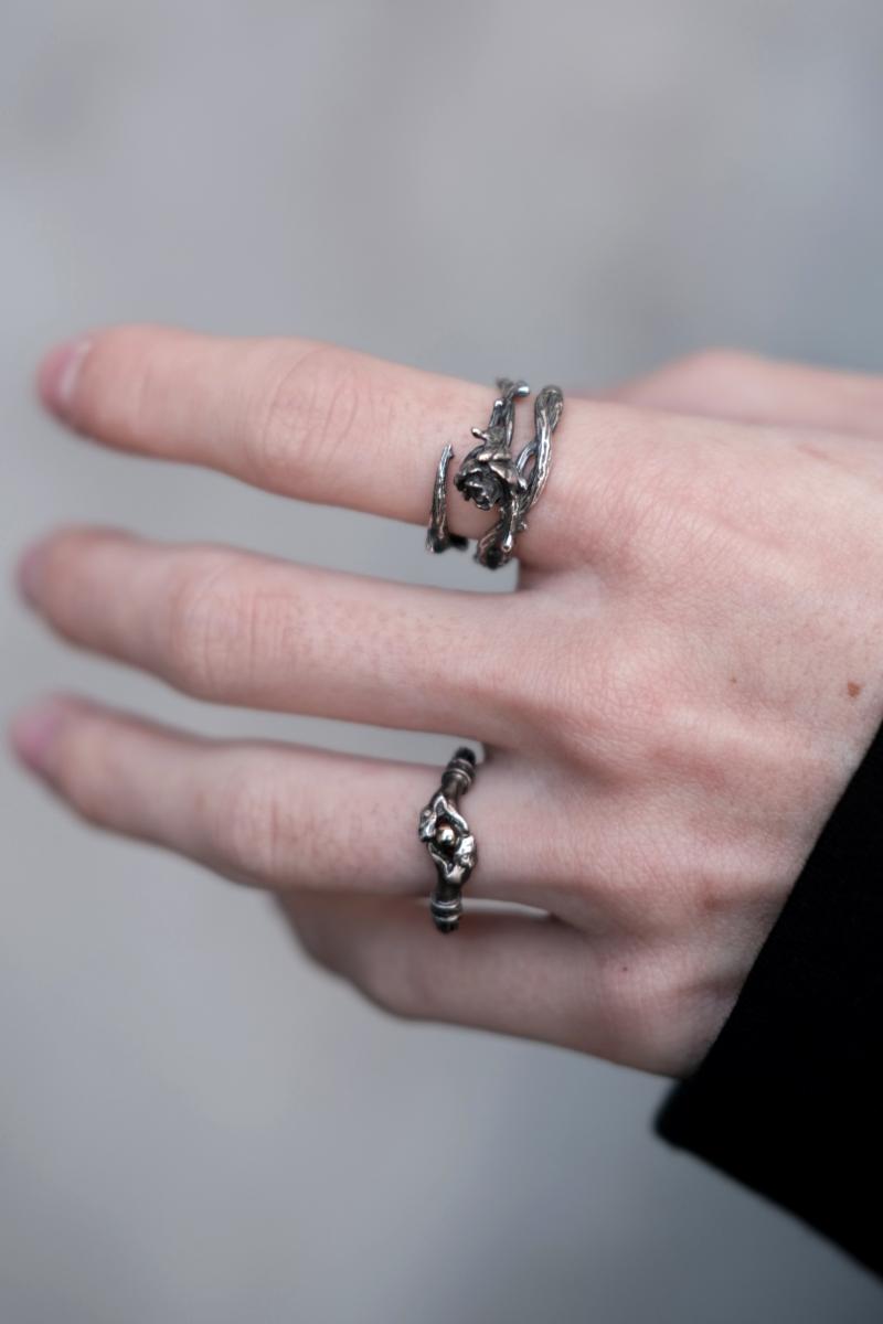 gunda [] TWIN ROSE RING <ĥ>  Фδȡؤ鯤դˤSilver925󥰤Υåȡ ٤ʥХȰΥǥ򡢥СѤΩŪɽƤޤ