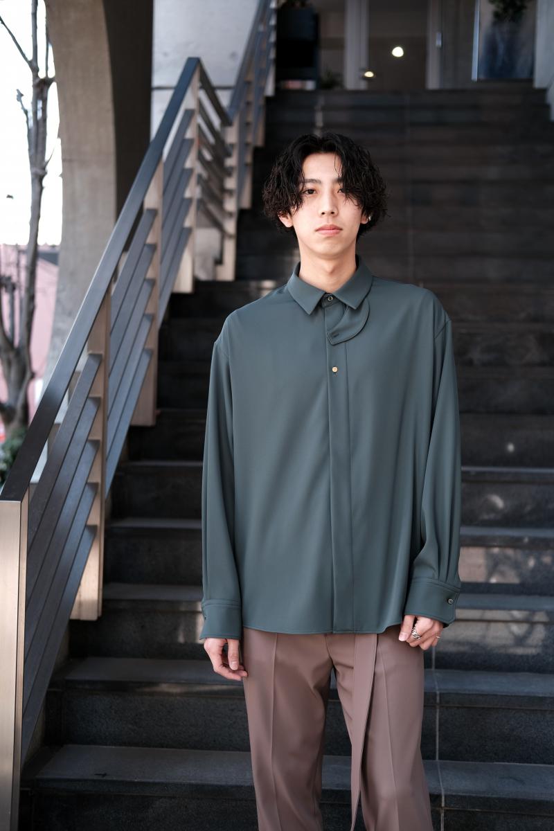 CULLNI [] Double Satin Chin Tab Shirt <֥륵ƥ󥹥ȥåץ>  ߤۤ줿󥹥ȥåפΩƤ֤줿ܥ󤬥Ȥˤʤäġ